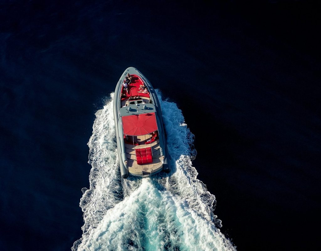 bateau sur l'eau